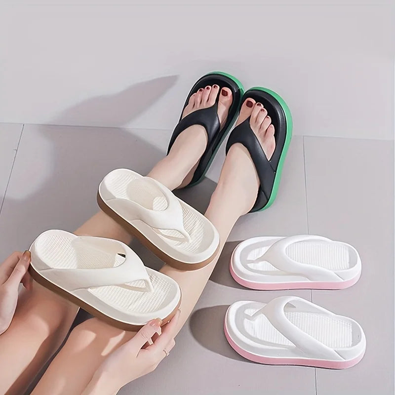 Teenslippers met brede band, voetbed met reliëf en dikke zool in contrastkleur