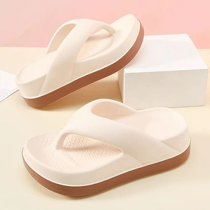 Teenslippers met brede band, voetbed met reliëf en dikke zool in contrastkleur - beige