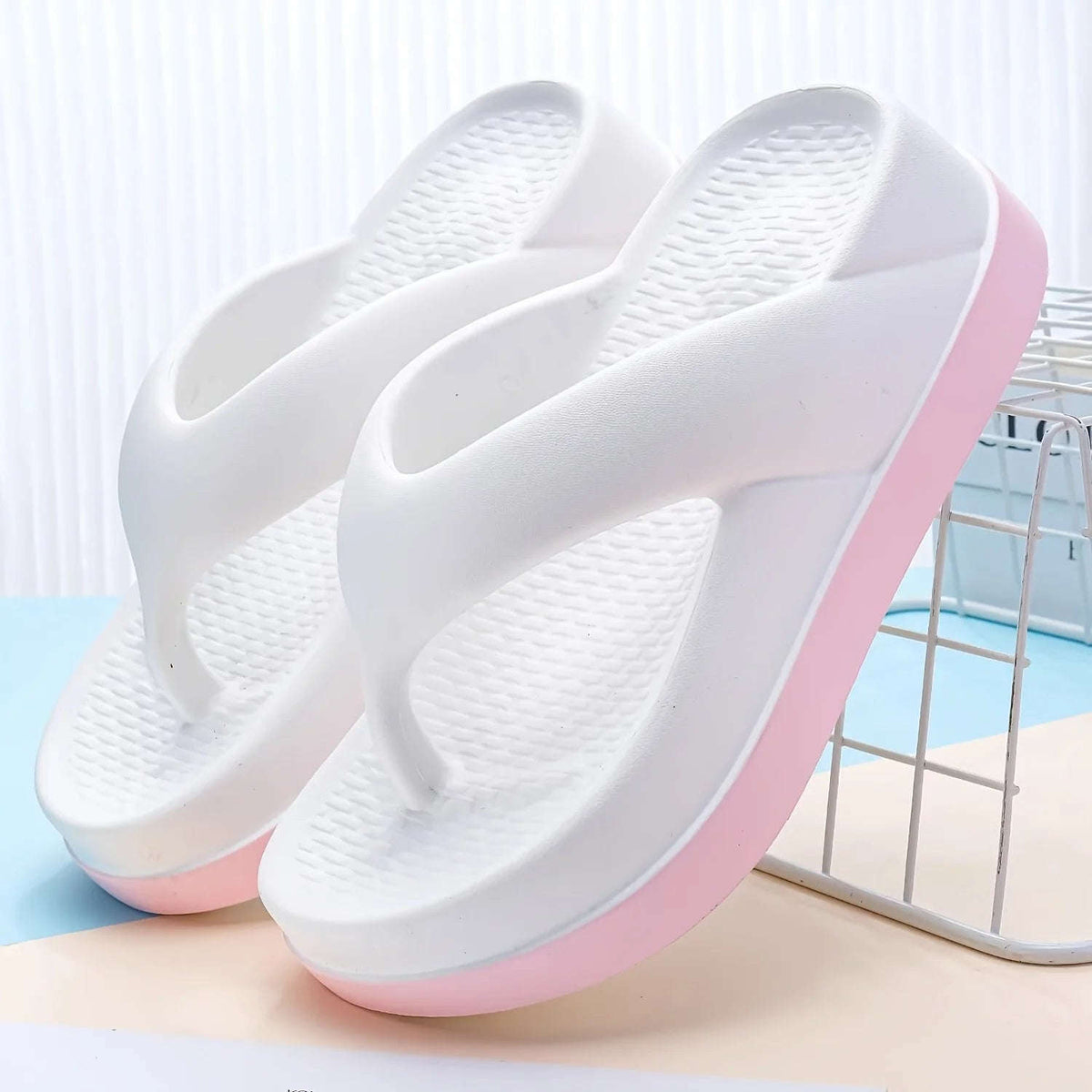 Teenslippers met brede band, voetbed met reliëf en dikke zool in contrastkleur - beeld 5