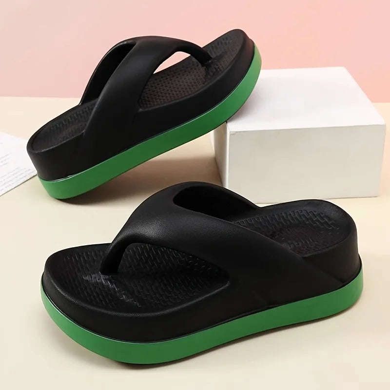 Teenslippers met brede band, voetbed met reliëf en dikke zool in contrastkleur - zwart
