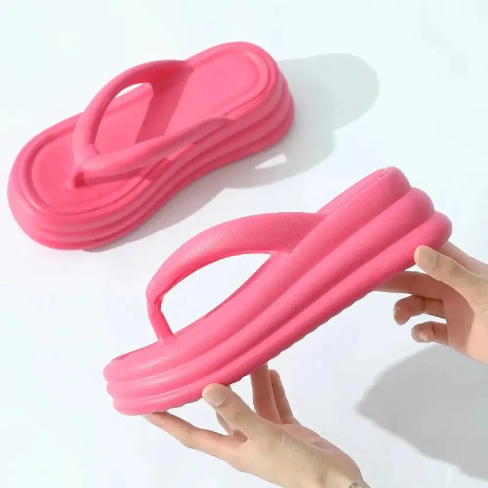 Teenslippers van EVA met dikke zool en brede bandjes