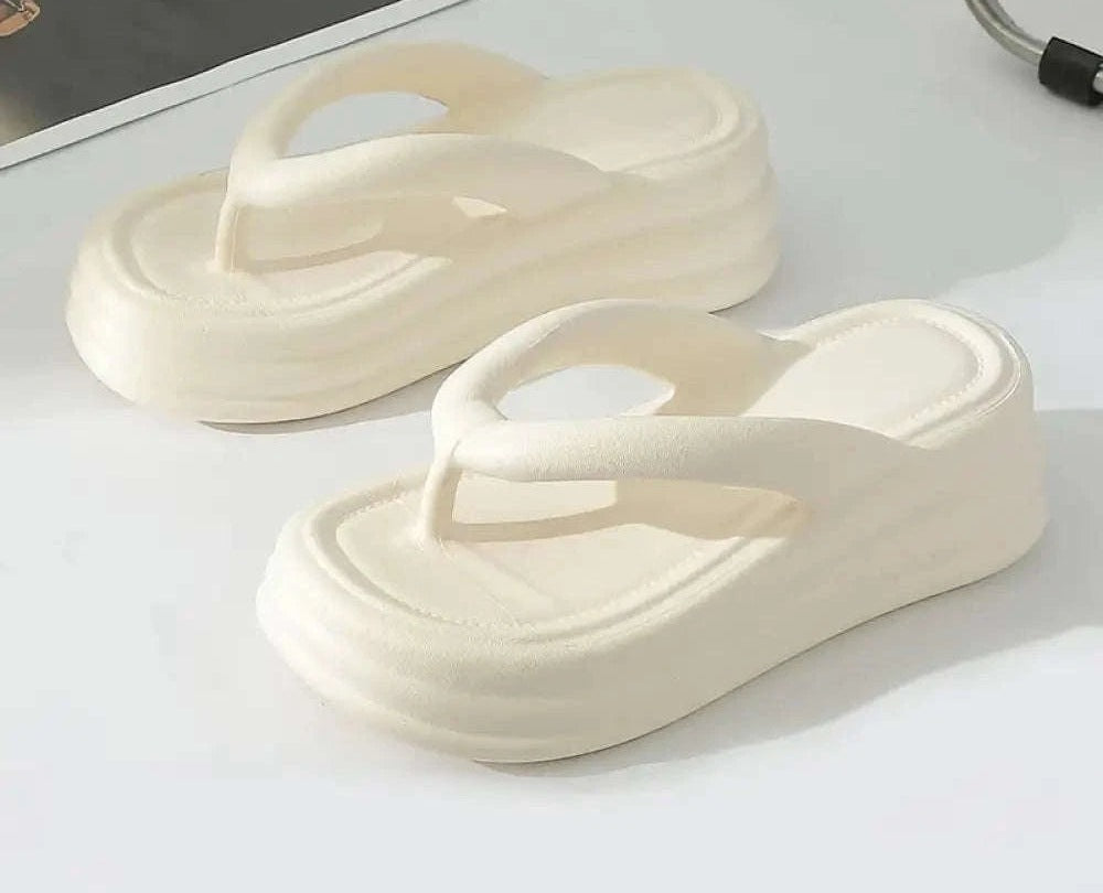 Teenslippers van EVA met dikke zool en brede bandjes - crème