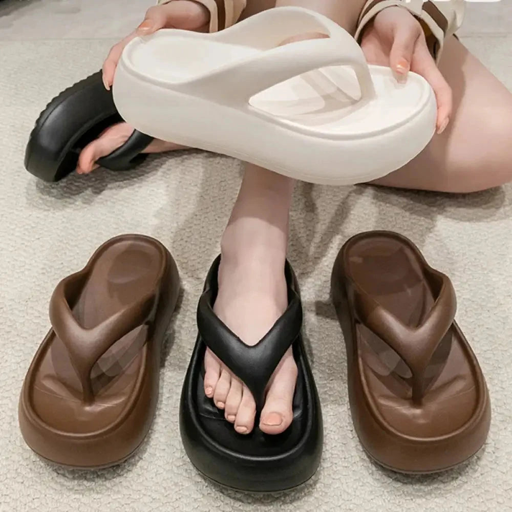 Teenslippers van EVA met hoge zool, brede bandjes en uitgehold voetbed