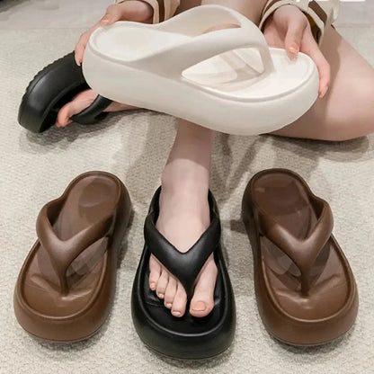 Teenslippers van EVA met hoge zool, brede bandjes en uitgehold voetbed