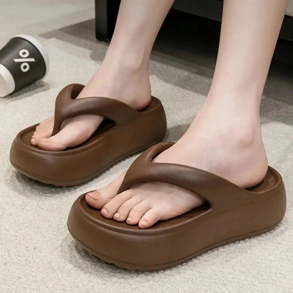 Teenslippers van EVA met hoge zool, brede bandjes en uitgehold voetbed - beeld 4