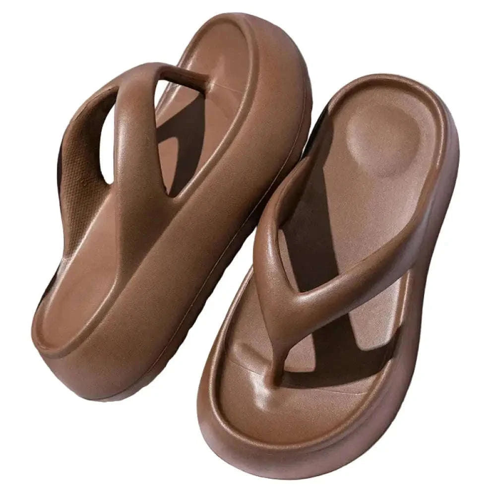 Teenslippers van EVA met hoge zool, brede bandjes en uitgehold voetbed - bruin