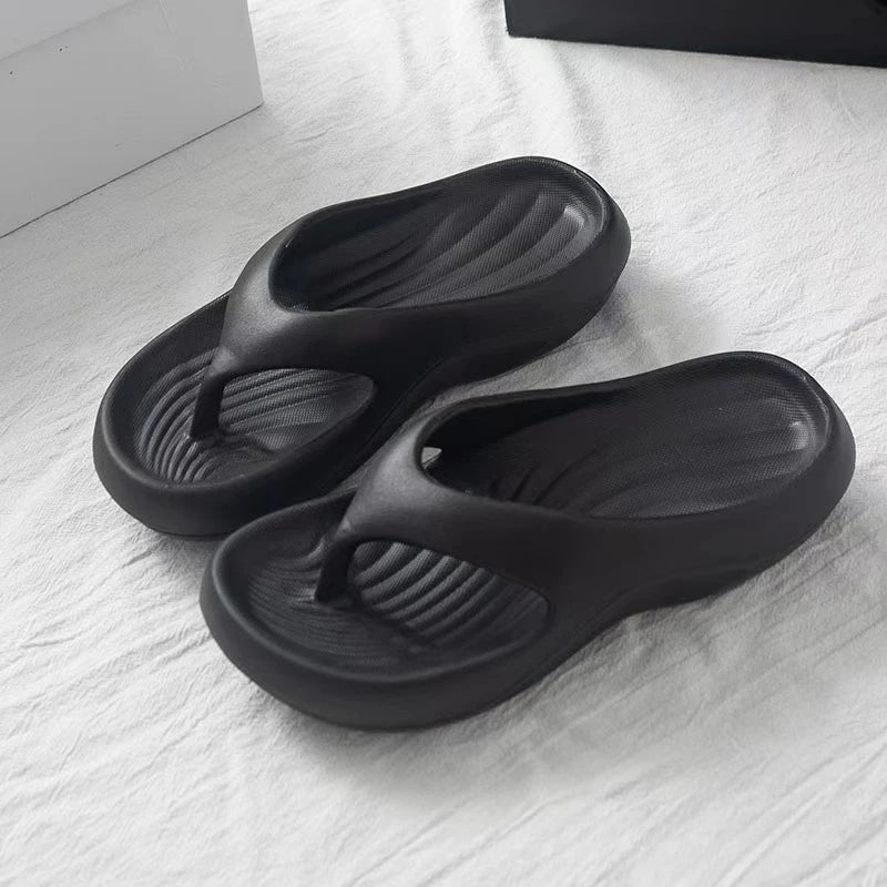 Teenslippers van EVA met geribd voetbed en dikke gebogen zool - zwart