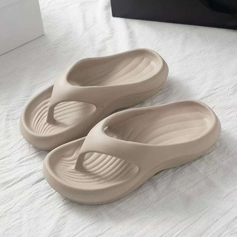 Teenslippers van EVA met geribd voetbed en dikke gebogen zool - taupe