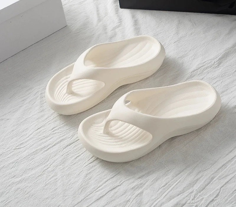 Teenslippers van EVA met geribd voetbed en dikke gebogen zool - crème