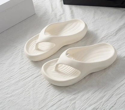 Teenslippers van EVA met geribd voetbed en dikke gebogen zool - crème