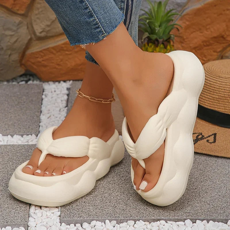 Teenslippers van EVA met gewatteerde, geplooide band en hoge golvende zool