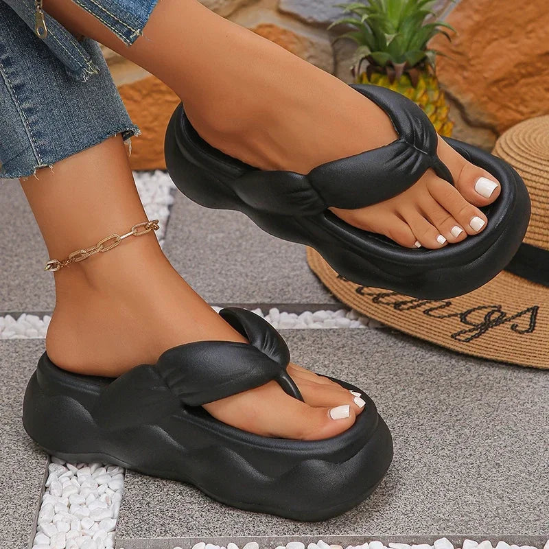 Teenslippers van EVA met gewatteerde, geplooide band en hoge golvende zool - zwart