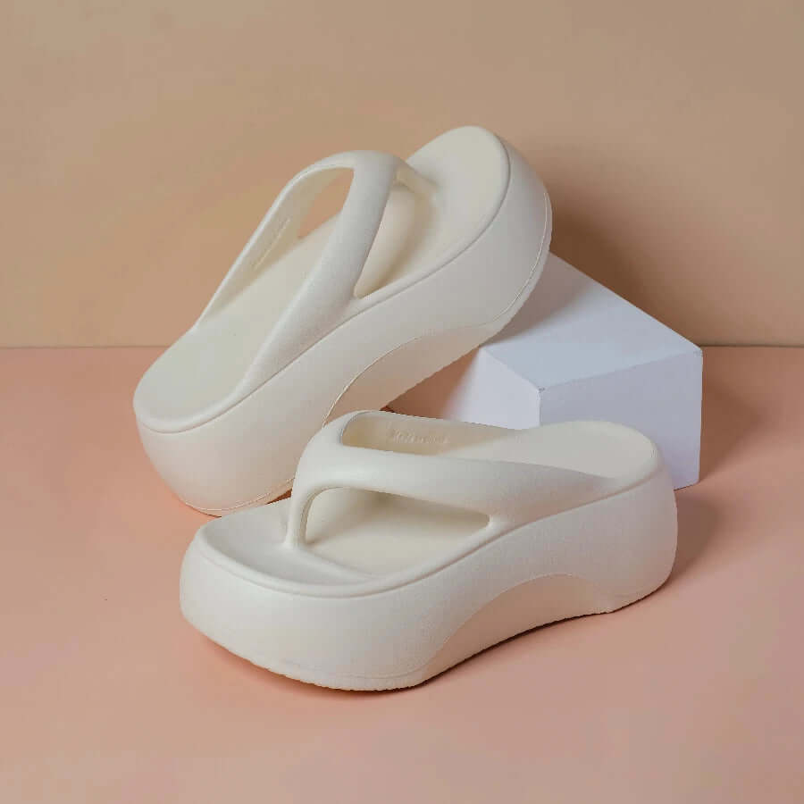 Teenslippers met plateauzool en brede teenband van EVA - crème