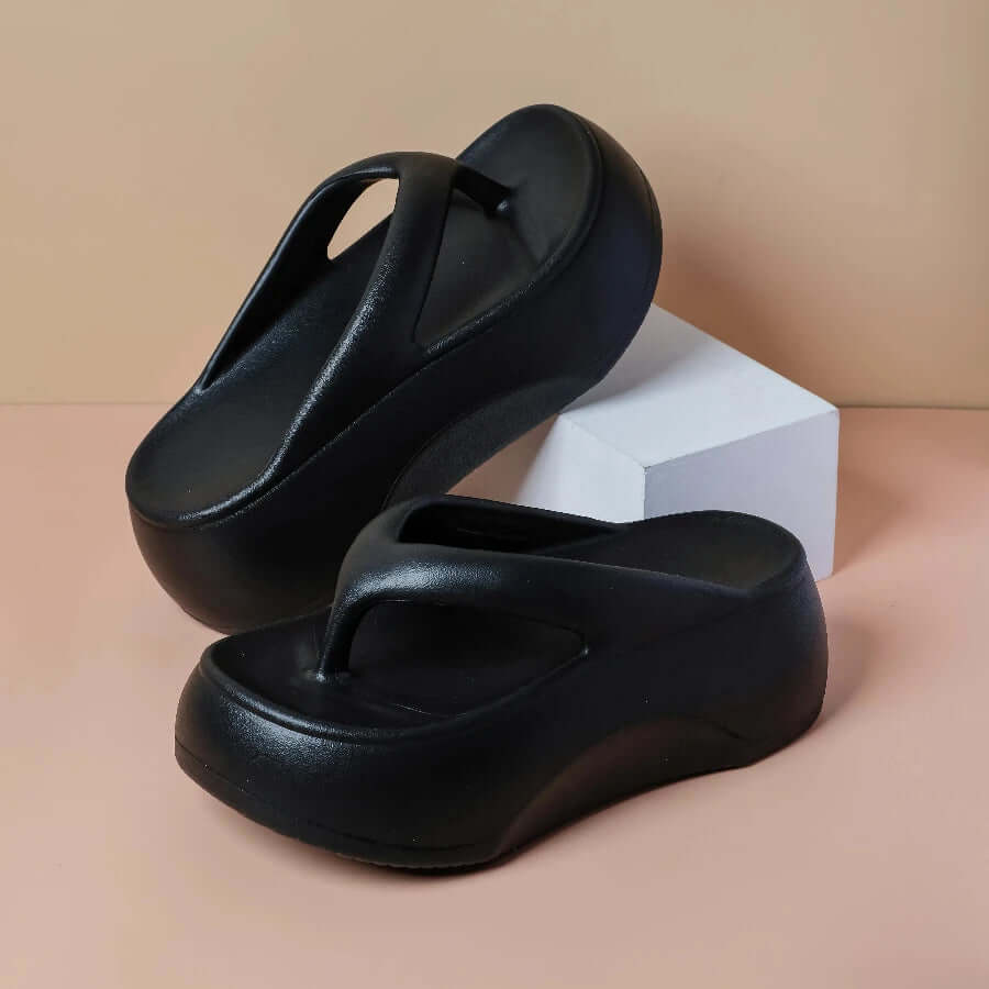 Teenslippers met plateauzool en brede teenband van EVA - zwart