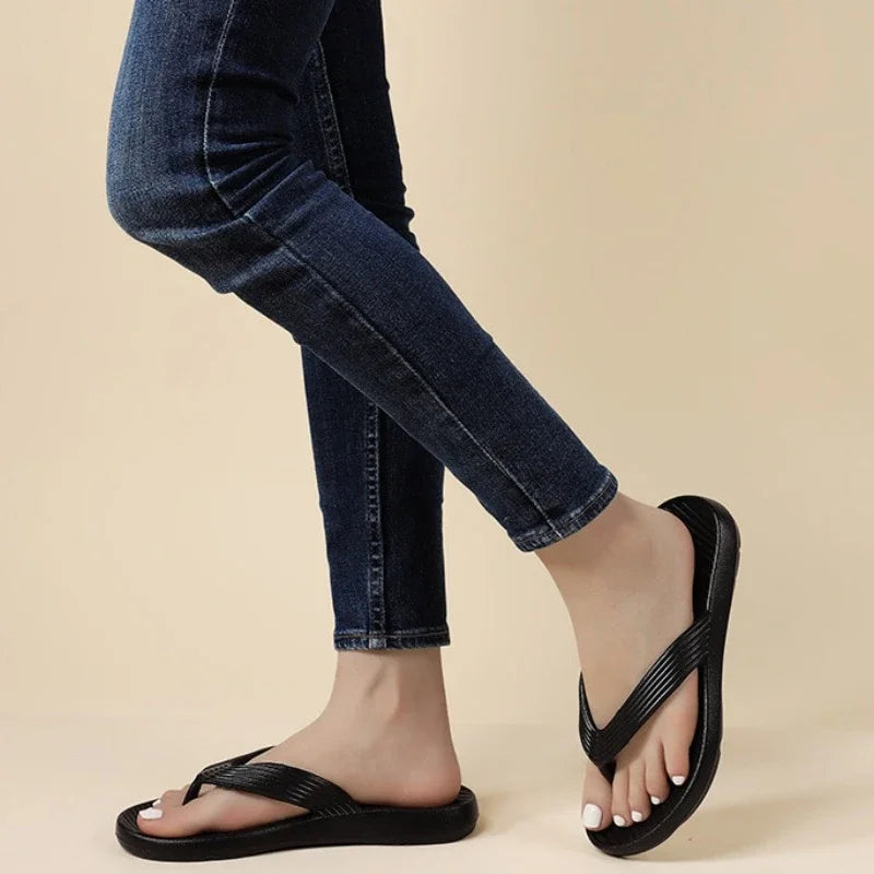 Teenslippers van EVA met dikke zool, geribbelde band en voetbed met schuine ribbels - beeld 2