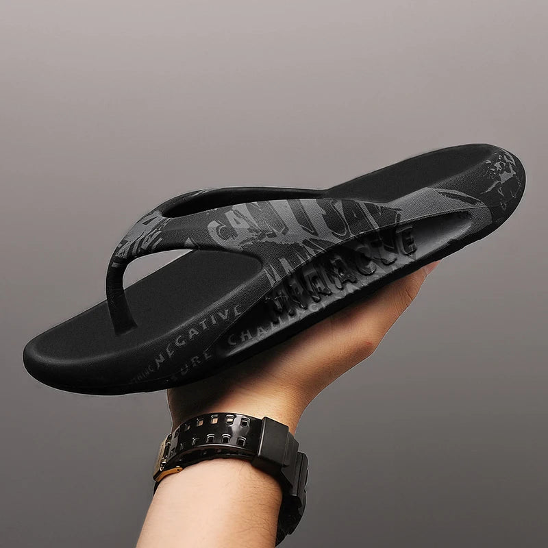 Teenslippers van EVA met dikke zool en letterprint over bandjes en voetbed