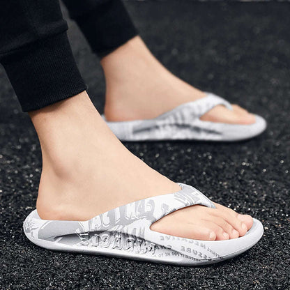 Teenslippers van EVA met dikke zool en letterprint over bandjes en voetbed - beeld 3