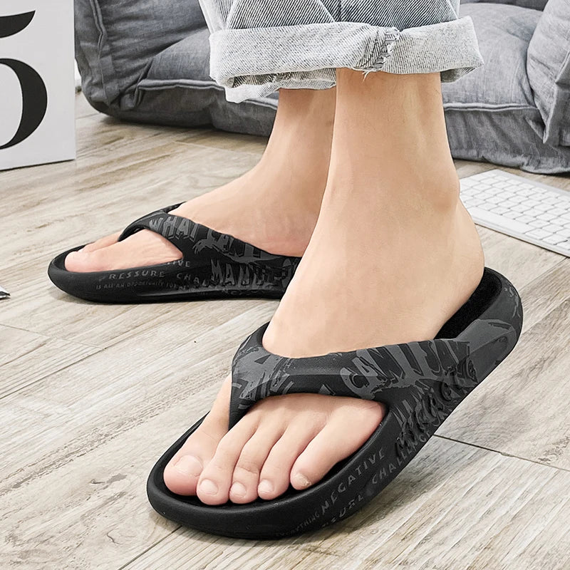 Teenslippers van EVA met dikke zool en letterprint over bandjes en voetbed - beeld 4
