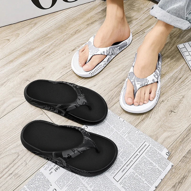 Teenslippers van EVA met dikke zool en letterprint over bandjes en voetbed - beeld 5