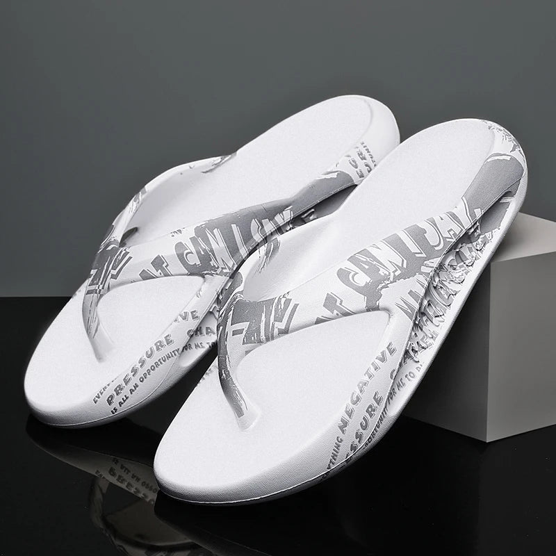 Teenslippers van EVA met dikke zool en letterprint over bandjes en voetbed - wit