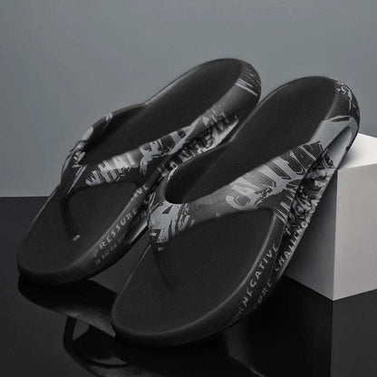 Teenslippers van EVA met dikke zool en letterprint over bandjes en voetbed - zwart