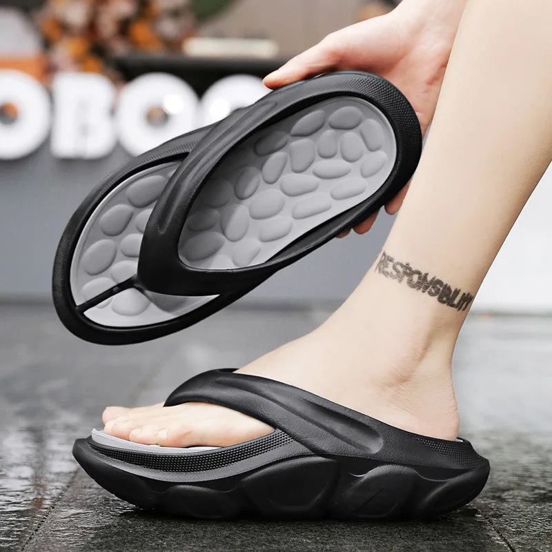 Teenslippers van EVA met dikke zool, voetbed met kiezelvormige noppen en brede band
