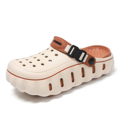 Tuinklompen van EVA met dichte neus, gaatjes, dikke gegolfde zool en hielband met gesp - beige