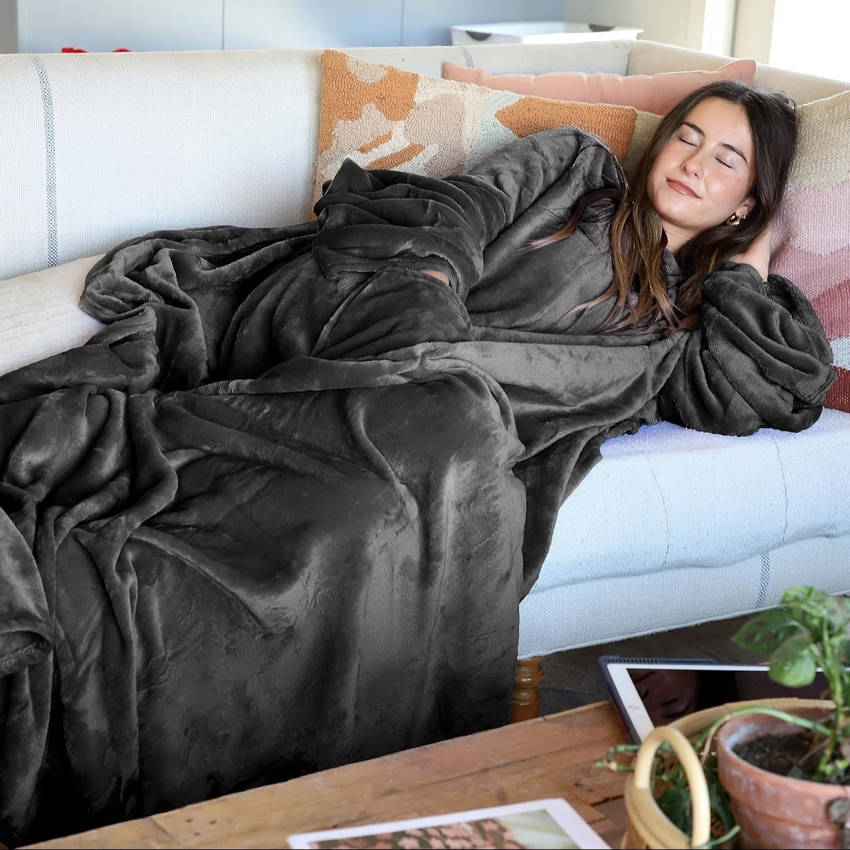 Tv-deken met mouwen en voorvak van zacht fleece - beeld 3