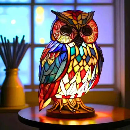 Uilenlamp in glas-in-loodlook met rode, blauwe en gele vlakjes op een ronde voet