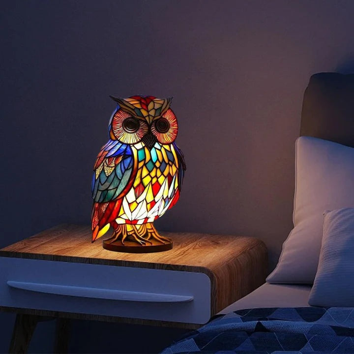 Uilenlamp in glas-in-loodlook met rode, blauwe en gele vlakjes op een ronde voet