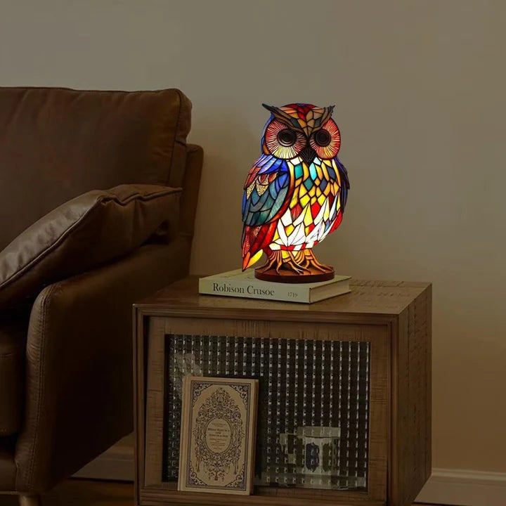 Uilenlamp in glas-in-loodlook met rode, blauwe en gele vlakjes op een ronde voet