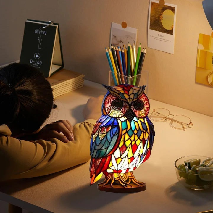 Uilenlamp in glas-in-loodlook met rode, blauwe en gele vlakjes op een ronde voet
