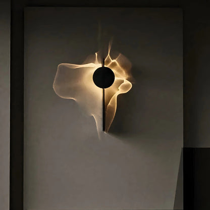 Wandlamp met ronde schijf die een golvend lichtpatroon op de muur werpt - solo, één schijf