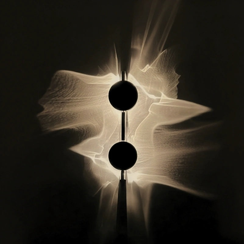 Wandlamp met ronde schijf die een golvend lichtpatroon op de muur werpt - beeld 3