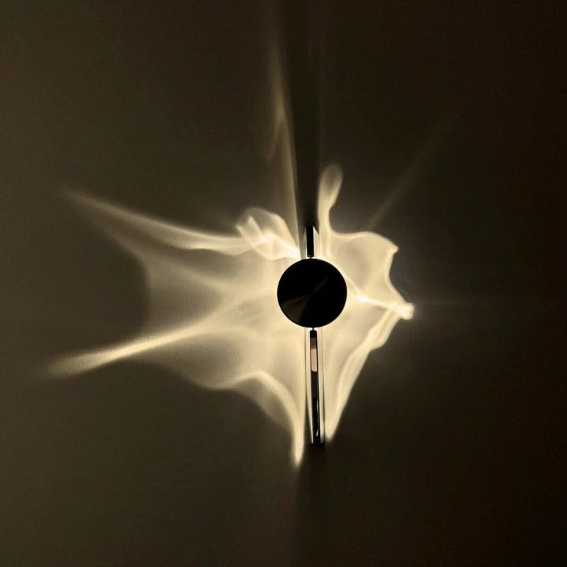 Wandlamp met ronde schijf die een golvend lichtpatroon op de muur werpt - beeld 4