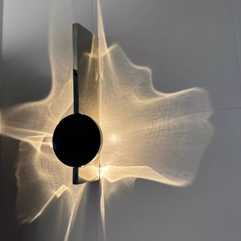 Wandlamp met ronde schijf die een golvend lichtpatroon op de muur werpt - beeld 5