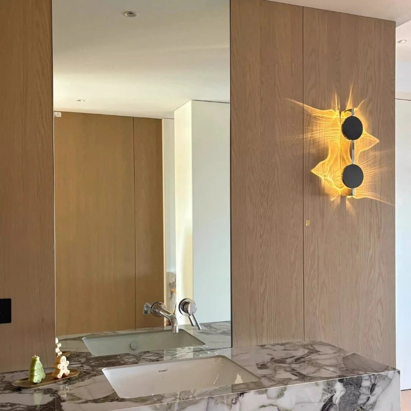 Wandlamp met ronde schijf die een golvend lichtpatroon op de muur werpt - beeld 9