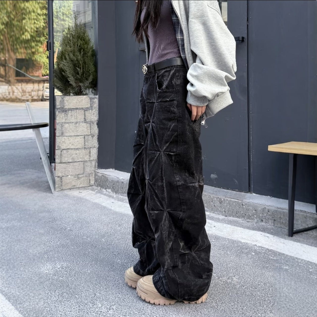 Wijde baggy jeans met geplooide structuur en gewaxte look - beeld 3