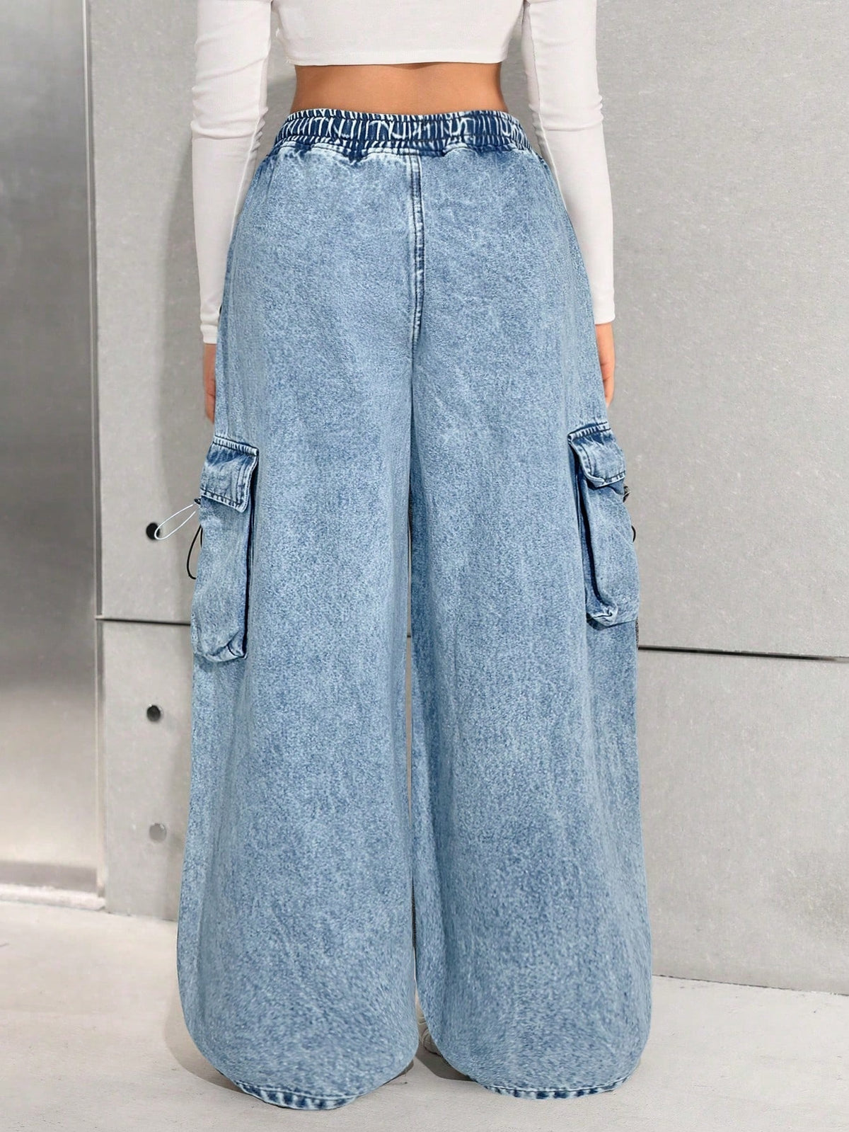 Wijde cargo jeans voor meisjes van stonewashed denim met trekkoord en grote zakken op de pijpen - lichtblauw