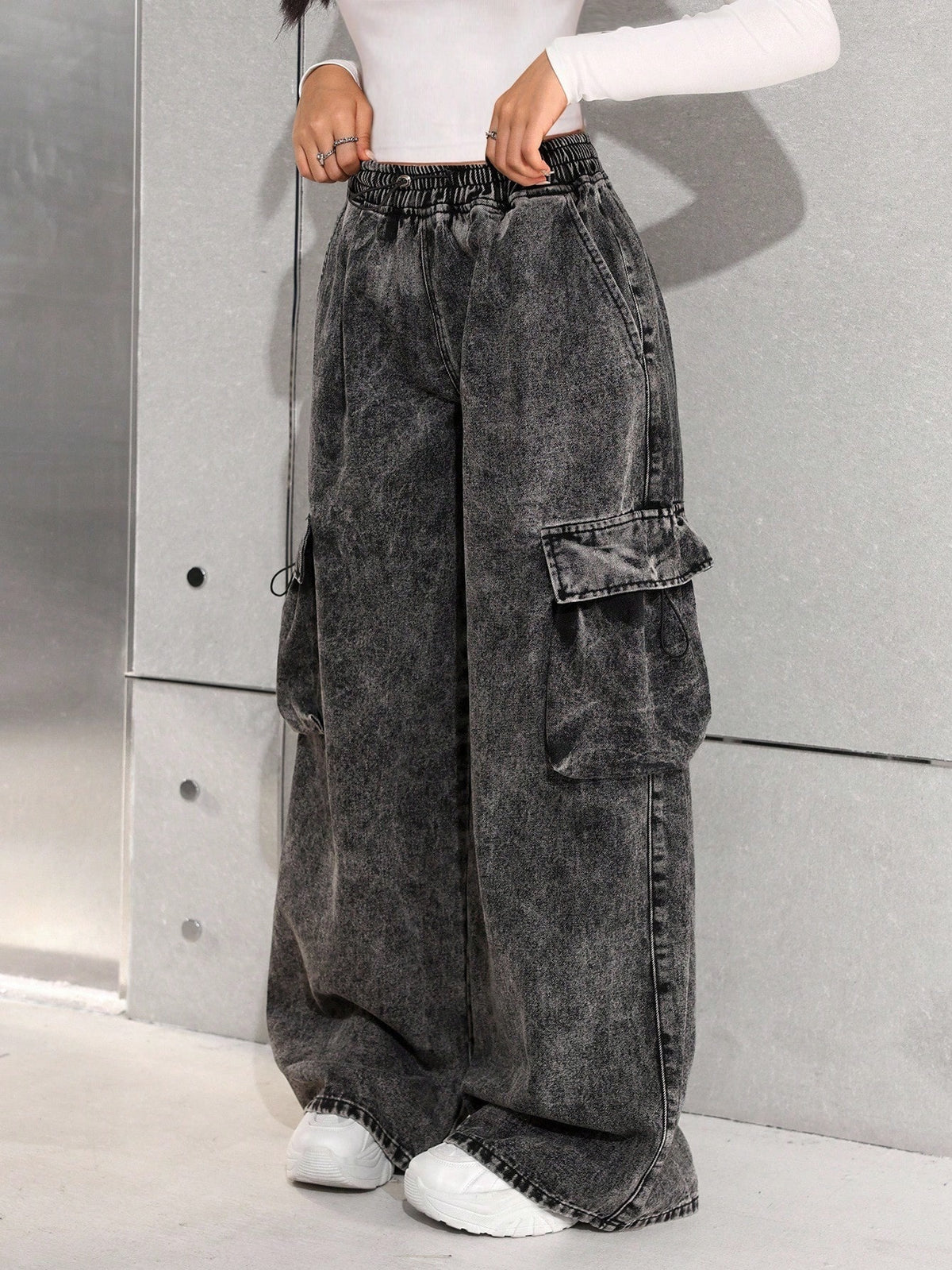 Wijde cargo jeans voor meisjes van stonewashed denim met trekkoord en grote zakken op de pijpen - beeld 4