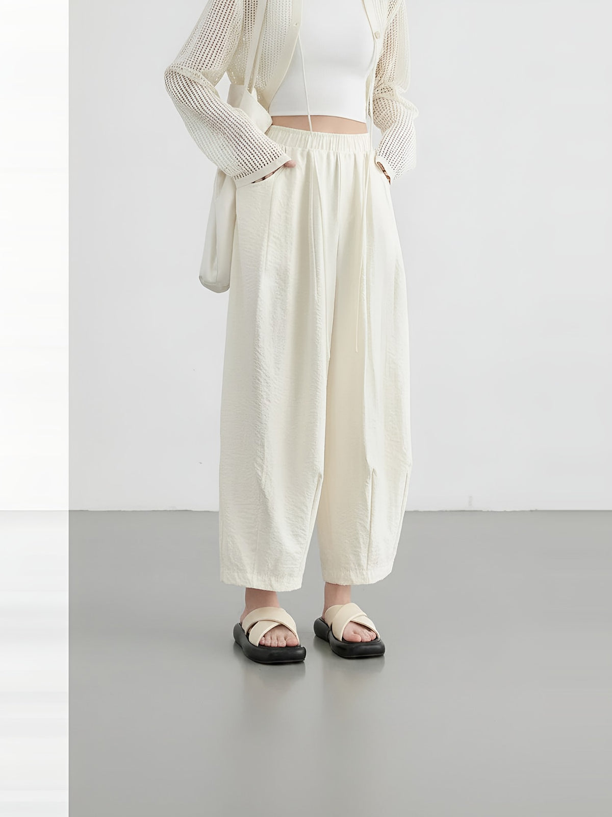 Crème wijde damesbroek met plooien en elastische taille, voorkant