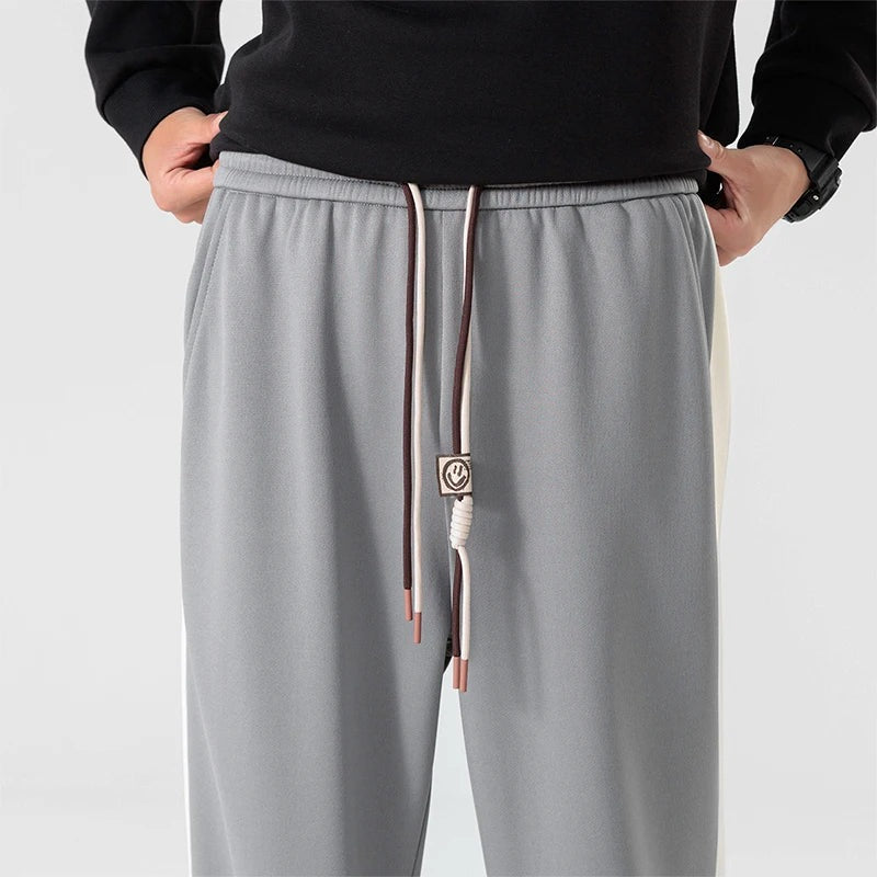 Wijde joggingbroek voor heren met brede contrastband langs de zijnaad en trekkoord - beeld 2