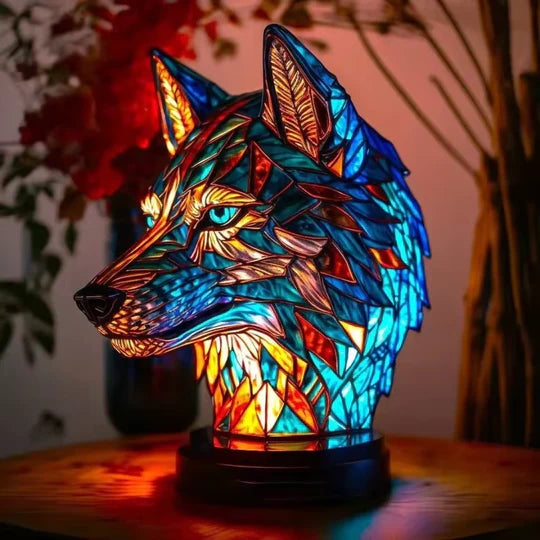 Wolvenlamp in glas-in-loodlook: wolvenkop in blauw en oranje met lichtblauwe ogen op een ronde voet