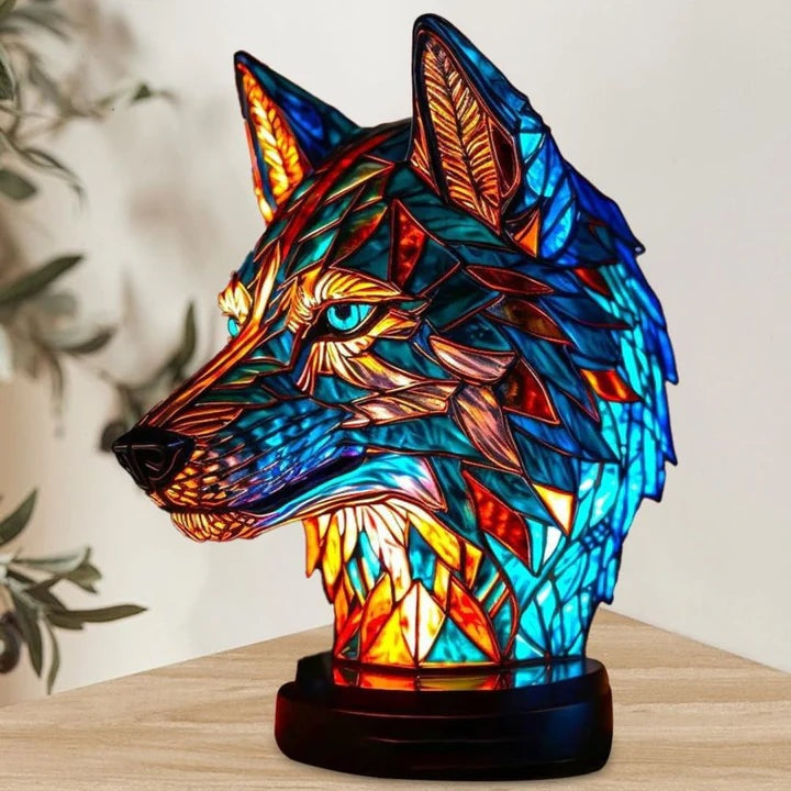 Wolvenlamp in glas-in-loodlook: wolvenkop in blauw en oranje met lichtblauwe ogen op een ronde voet