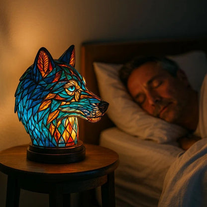 Wolvenlamp in glas-in-loodlook: wolvenkop in blauw en oranje met lichtblauwe ogen op een ronde voet