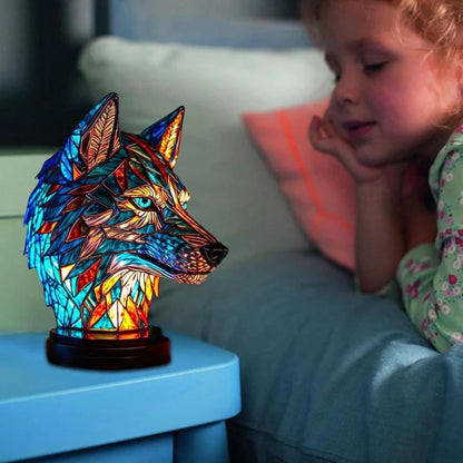 Wolvenlamp in glas-in-loodlook: wolvenkop in blauw en oranje met lichtblauwe ogen op een ronde voet