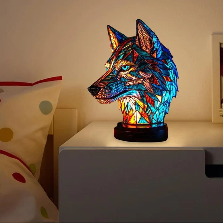 Wolvenlamp in glas-in-loodlook: wolvenkop in blauw en oranje met lichtblauwe ogen op een ronde voet