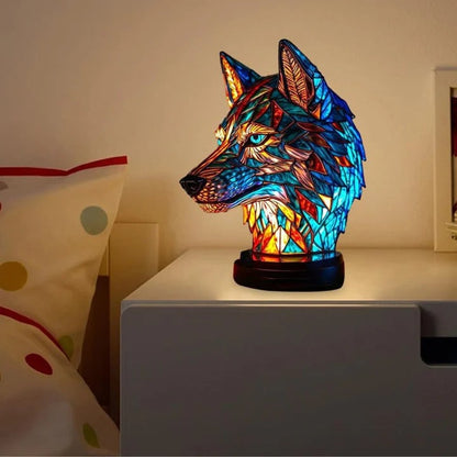 Wolvenlamp in glas-in-loodlook: wolvenkop in blauw en oranje met lichtblauwe ogen op een ronde voet