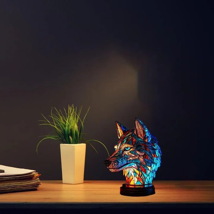 Wolvenlamp in glas-in-loodlook: wolvenkop in blauw en oranje met lichtblauwe ogen op een ronde voet