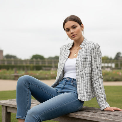 Kraagloos tweed damesjack met rafelrand, open gedragen